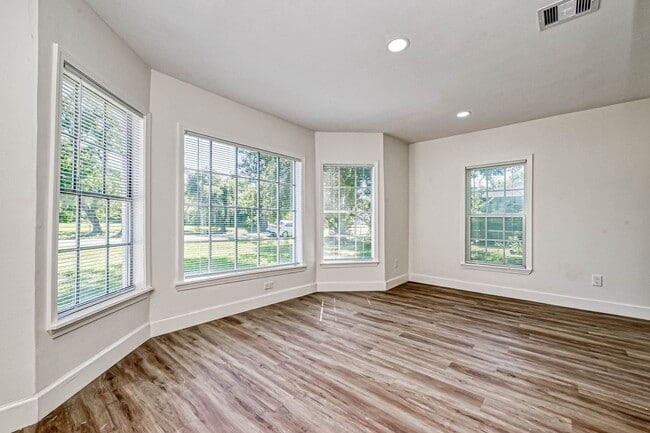 Foto del edificio - 5609 Denmark St