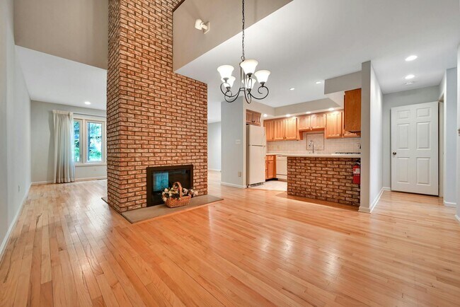 Building Photo - 17 Sandburg Ct