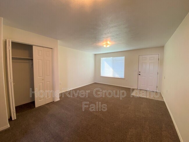 Foto del edificio - 3184 Chasewood Dr