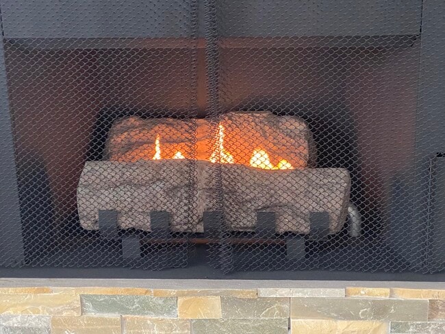 PUSH BOTTON GAS FIREPLACE - Large BrighRemodeled 2x2 Unit with Huge Patio