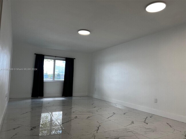 Foto del edificio - 18900 NE 3rd Ct