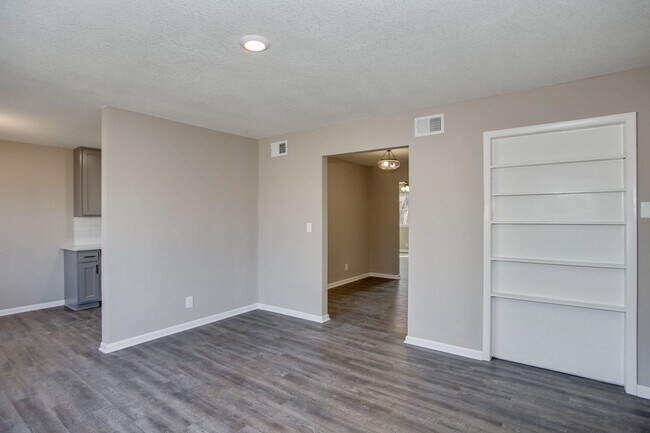 Foto del edificio - Beautiful Three Bedroom, Two Bathroom