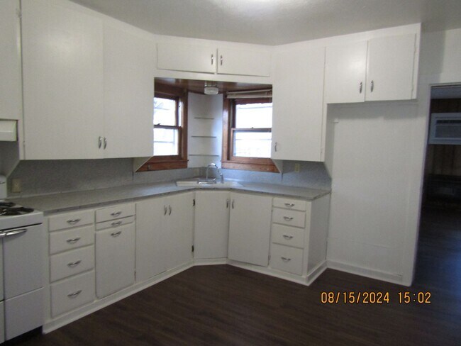 Building Photo - Charming cottage in Walters--New paint, re...