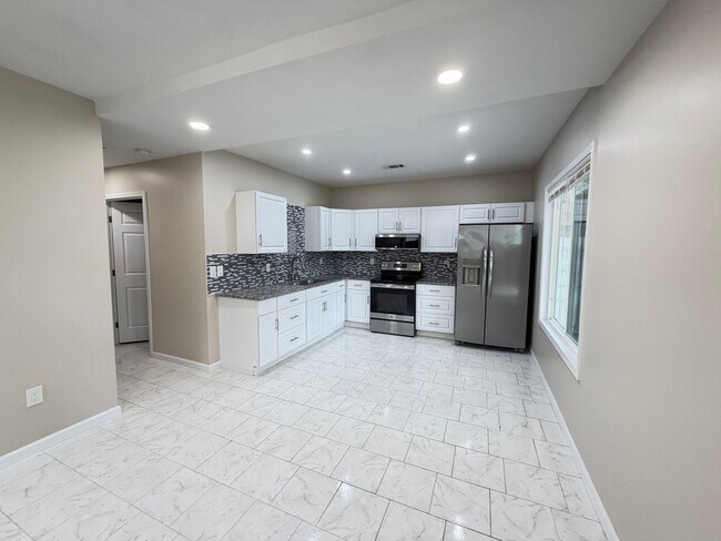 Foto del edificio - Marvelous 3 Bedroom and 2 Full Bath House!