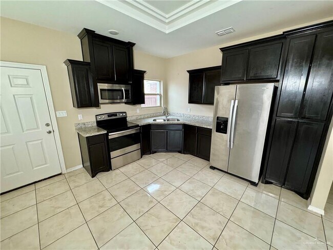 Building Photo - 12 Primrose Ave