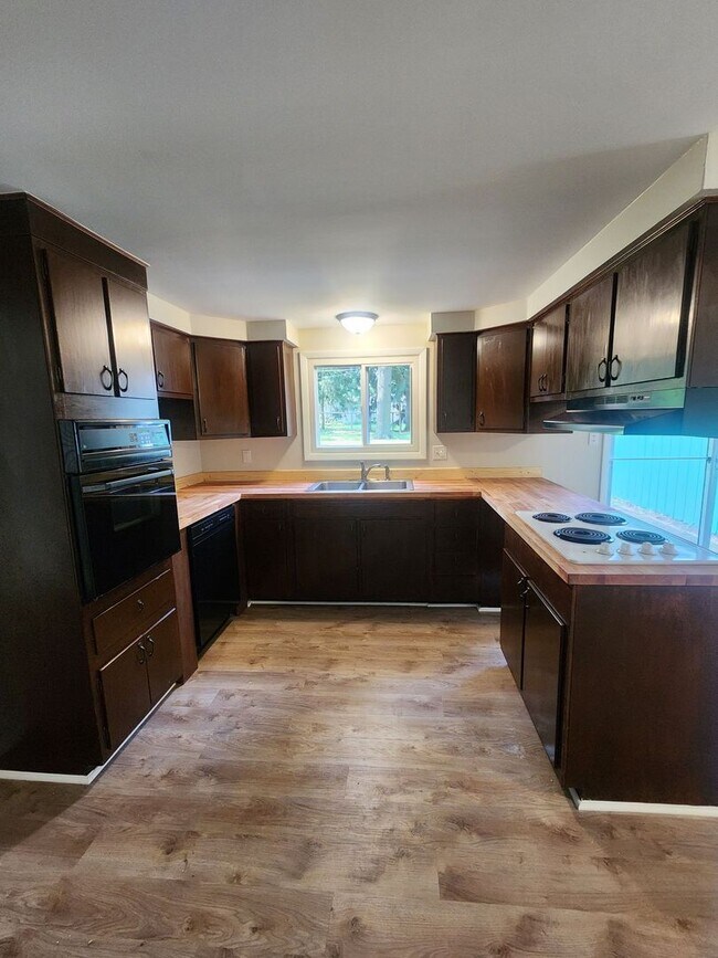 Foto del edificio - Now leasing for July 1st!