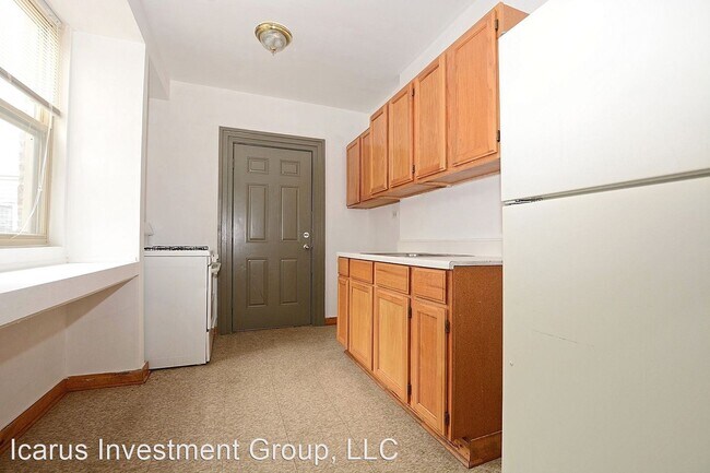 Building Photo - 3005 W 61st St