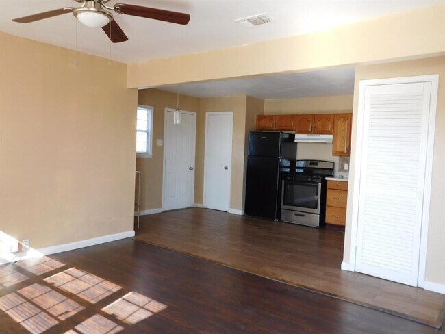 Foto del edificio - 6037 Ramey Ave