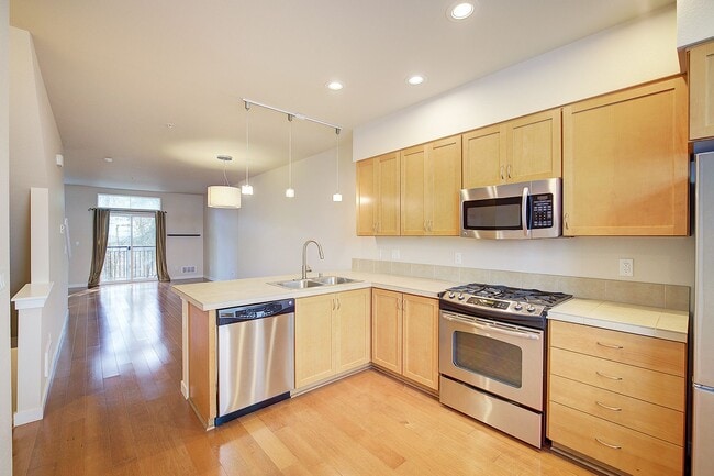 Building Photo - 2Bd/1.75Ba Issaquah Townhouse