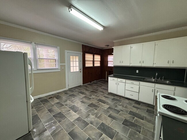 Foto del edificio - Located On Forrest Road!!