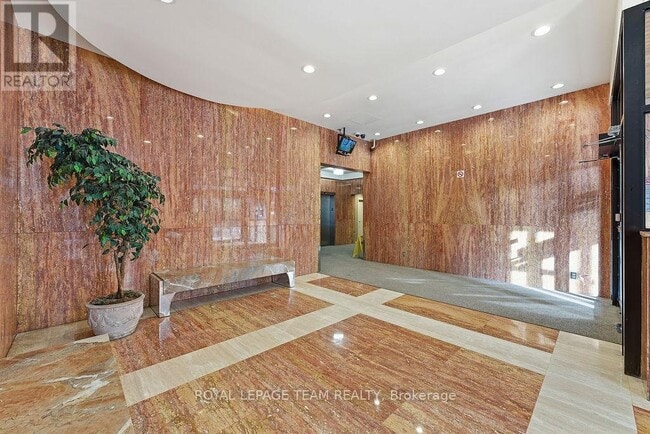 Building Photo - 475 Laurier Ave W