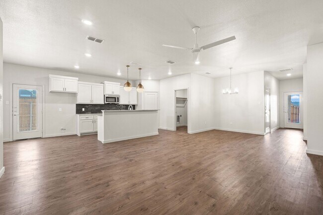 Building Photo - Luxurious Townhome Located In Abbey Glen -...