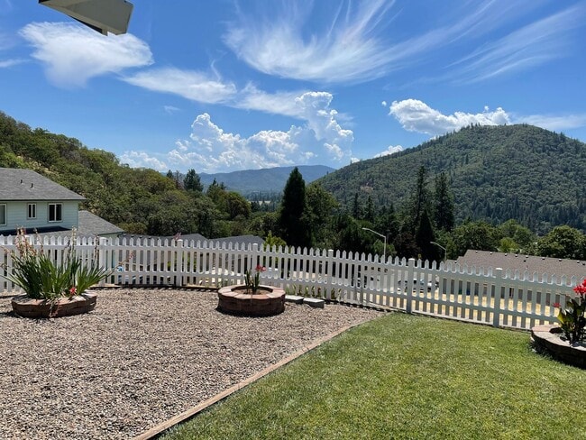 Building Photo - Beautiful 2 Bedroom 1.5 Bath 2 Story Home-...