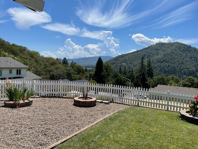 Foto del edificio - Beautiful 2 Bedroom 1.5 Bath 2 Story Home-...