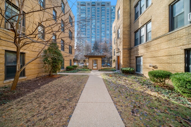 Building Photo - 724 W Buena Ave