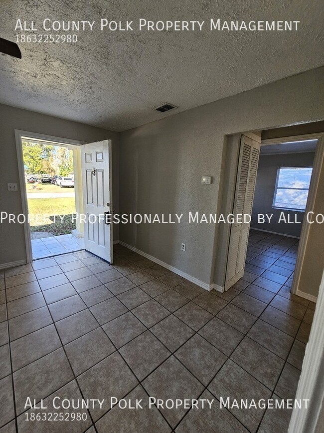 Building Photo - Awesome 3 Bedroom 2 Bath Lake Wales Home f...