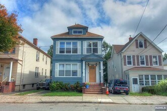 Building Photo - 166 Woodridge St
