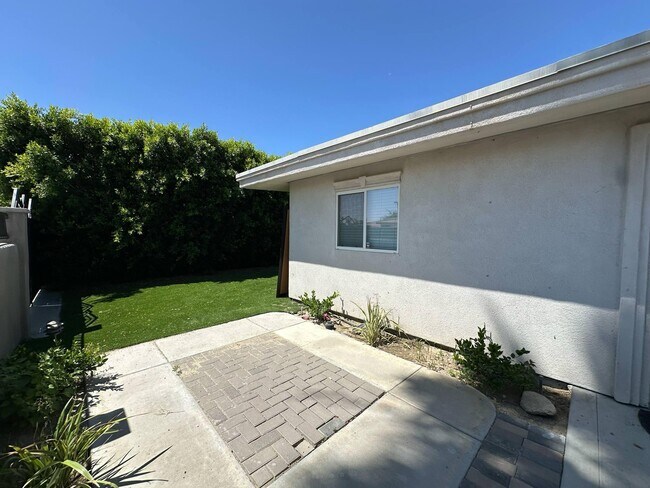 Building Photo - 725 S Mountain View Dr