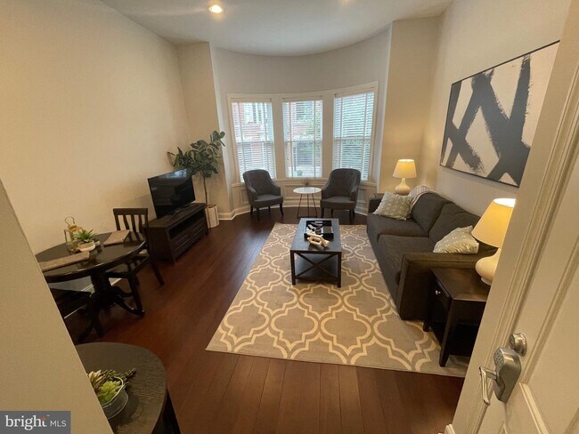 Foto del edificio - 1409 Hopkins St NW