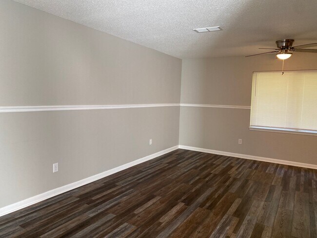 Foto del edificio - 30 Pony Cv