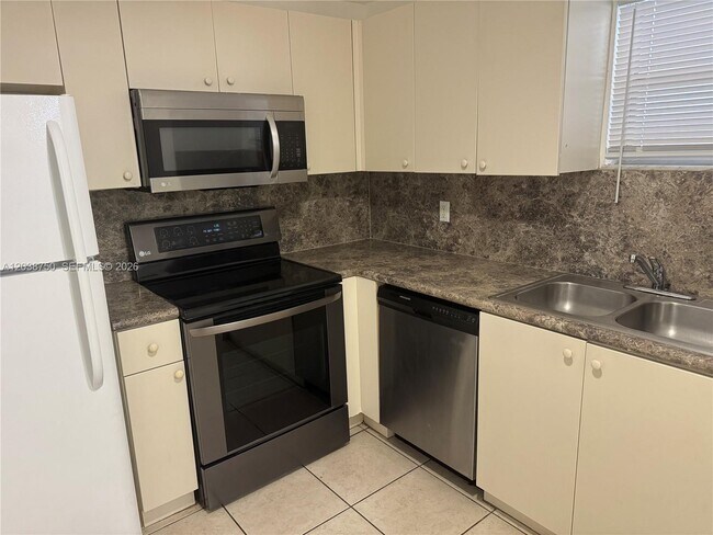 Foto del edificio - 4235 N University Dr