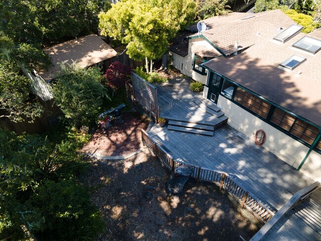 Building Photo - 3 Bedroom, 2 Bath - Available Through Dece...