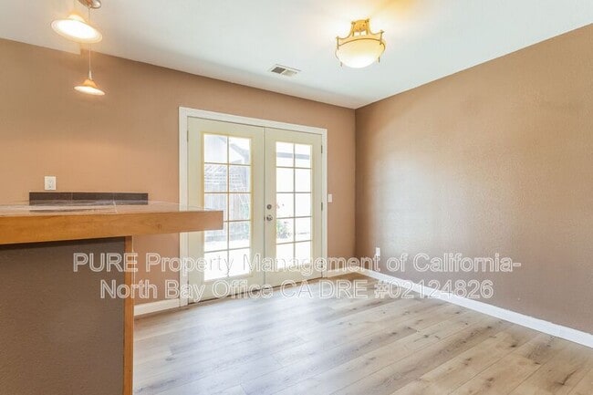Building Photo - 2048 Pinercrest Dr
