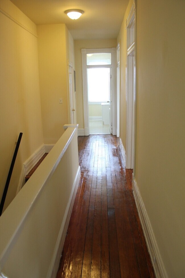 Building Photo - SPACIOUS 4BR/2BA ROW HOUSE CLOSE TO VCU! 9...