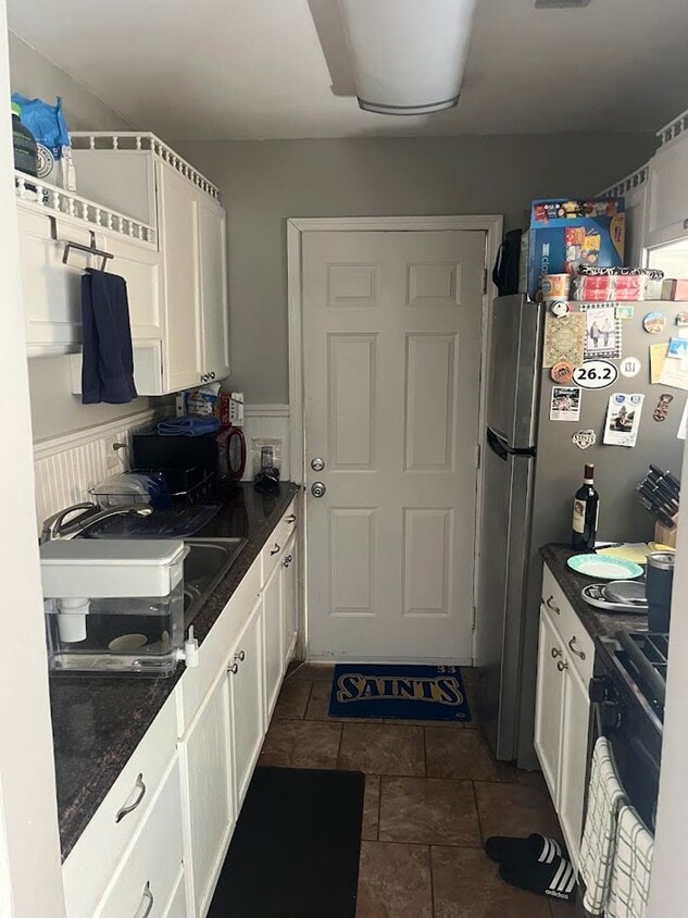 Building Photo - Available 6/9. Great 2 BR/1 BA Apartment A...