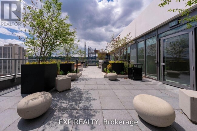 Building Photo - 212 King St E