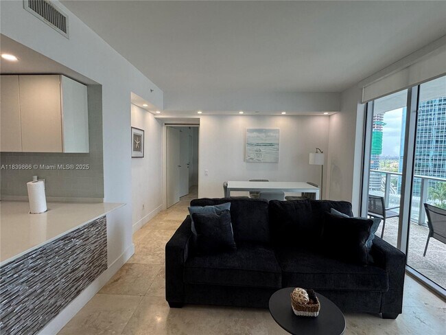 Foto del edificio - 1300 Brickell Bay Dr