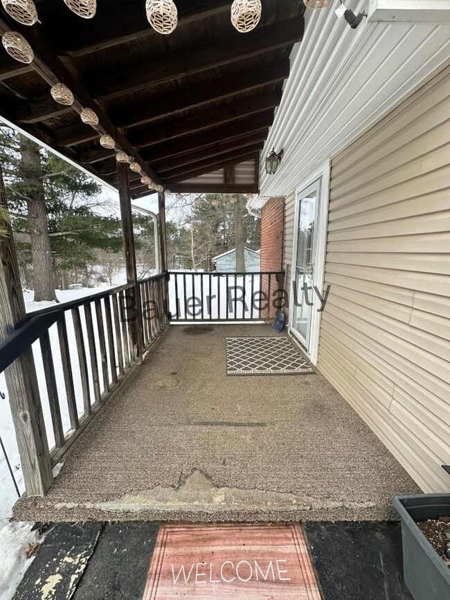 Building Photo - Three Bedroom, Country Setting