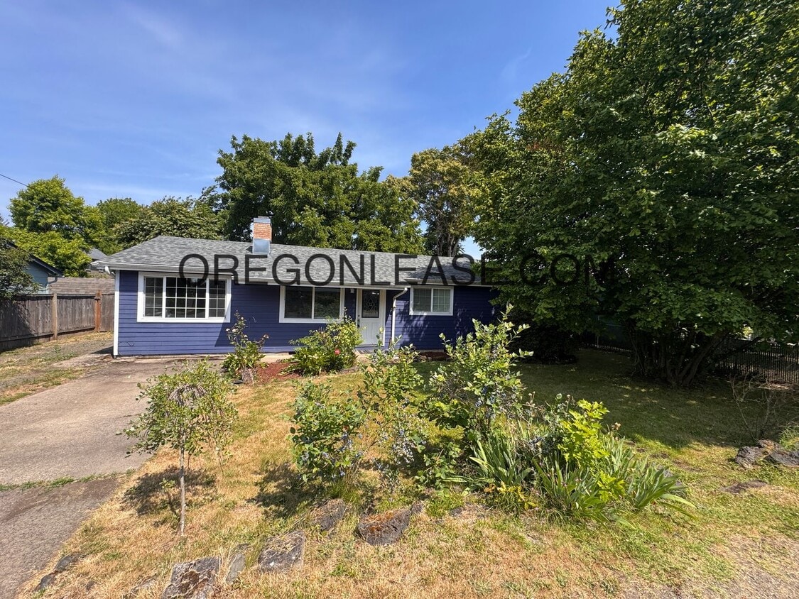 Primary Photo - Large 5 bedroom North Eugene Home with lar...
