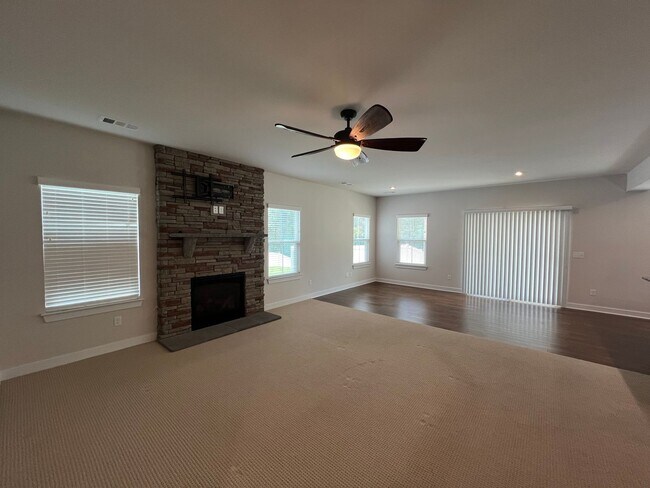 Building Photo - Gorgeous 3 BR, 2.5 Bath + Bonus, Study & F...