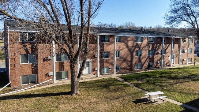 Building Photo - 2 Bed 1.5 Bath Apartment for rent!