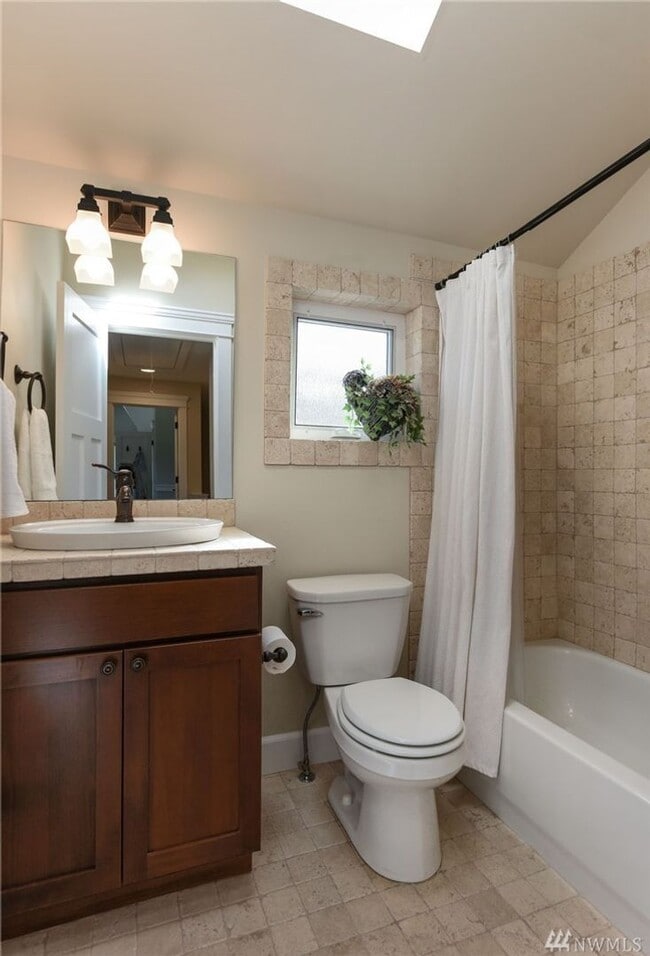 Building Photo - Stunning 3 Bed 2.5 Bath Home in Fremont