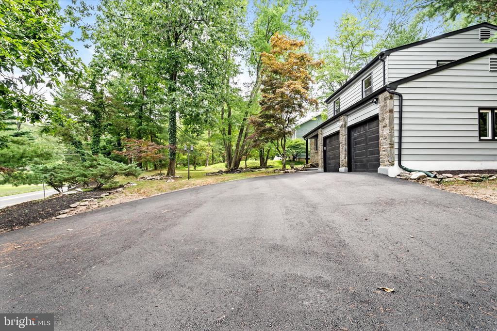 Primary Photo - 1025 Bear Tavern Rd
