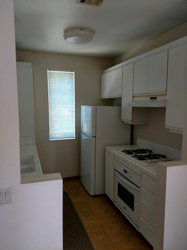 Foto del edificio - Upper level corner unit in the Hilltop of ...
