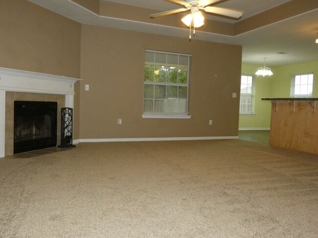 Building Photo - Beautiful Custom Home - Large Lot