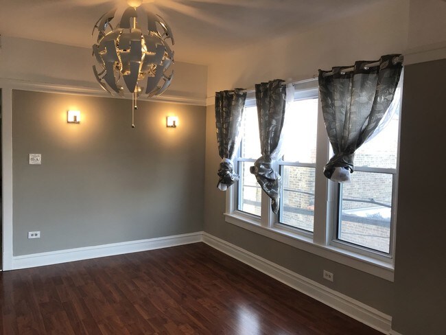 Foto del edificio - 1540 N Hamlin Ave