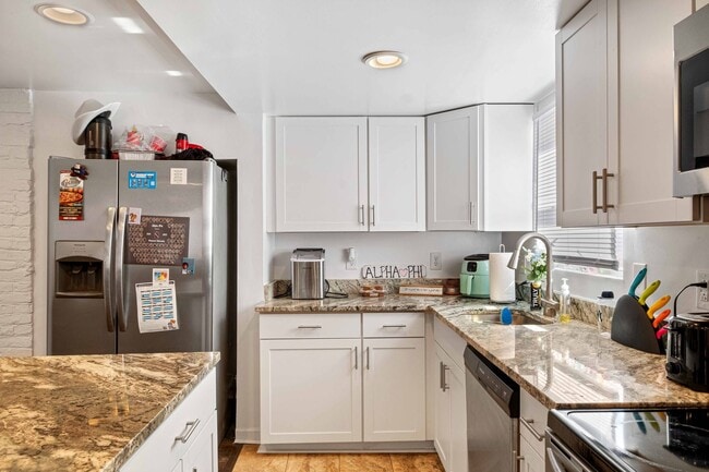 Building Photo - Luxury 4 bed, 2 bath south side rental