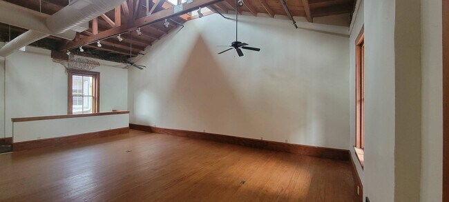 Building Photo - 572 Mulberry St