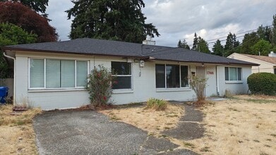 Building Photo - 1746 NE 136th St