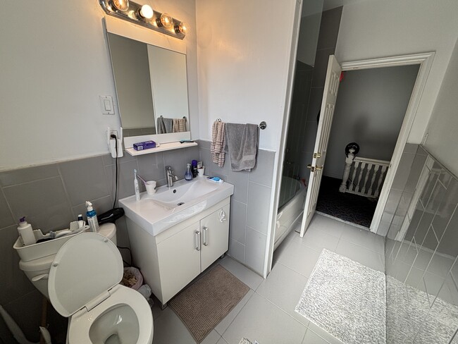 Salle de bain partagée - 103 Spadina Rd