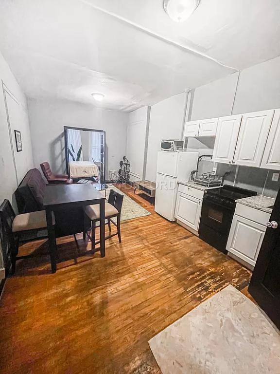 Primary Photo - 83Street 1st Ave Large Fuly Furnished 1BR ...