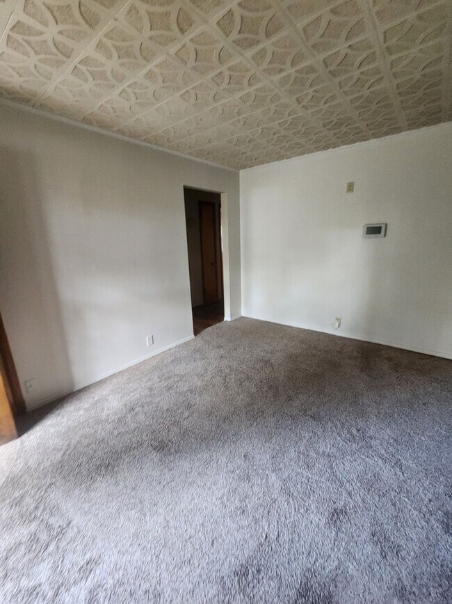 Building Photo - Three Bedroom Single Family Home Near 25th...