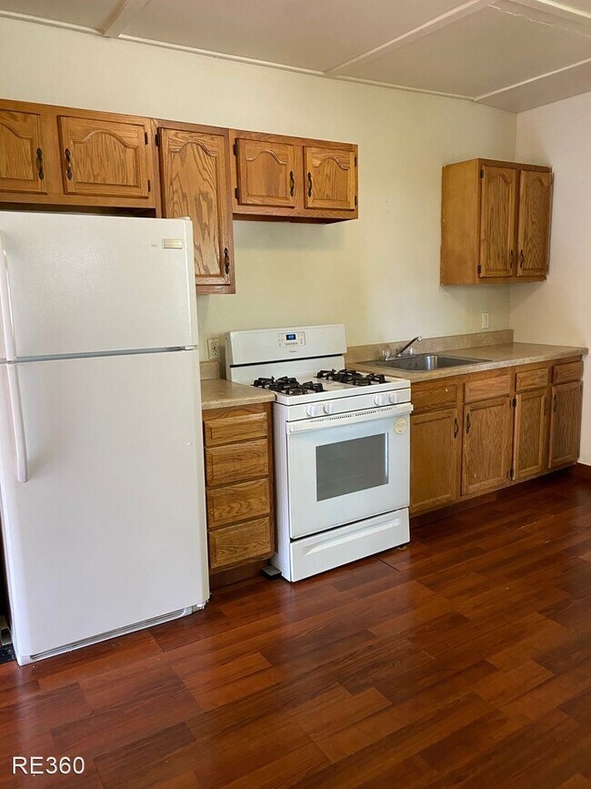 Building Photo - 2 br, 1 bath House - 990 Proctor Way
