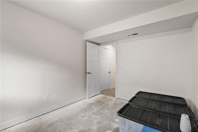 Building Photo - Newer Construction 3 Story Condo!