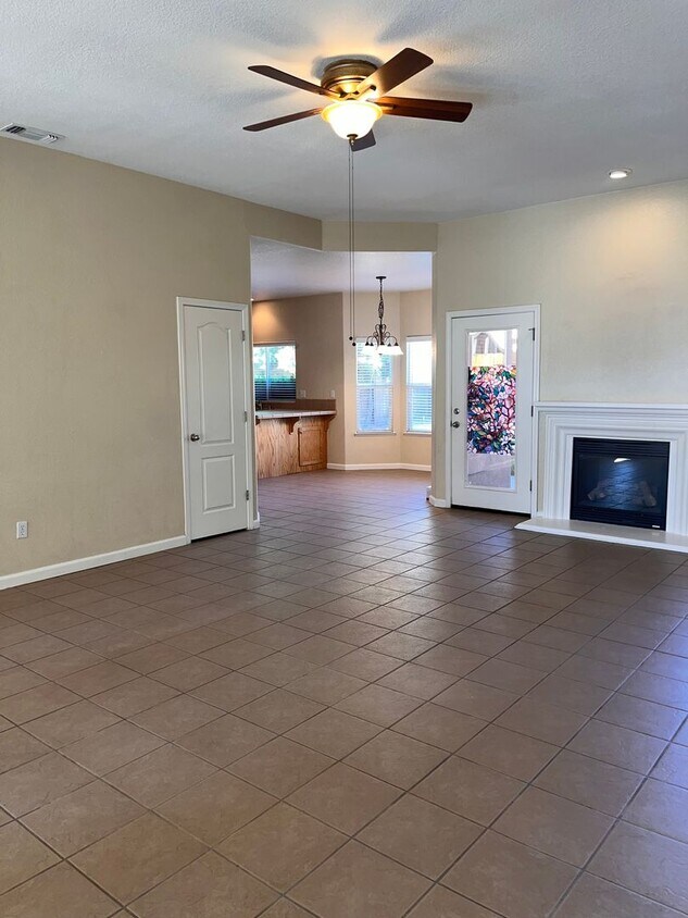 Primary Photo - Beautiful Home in Hughson 3 bedroom 2 baths!