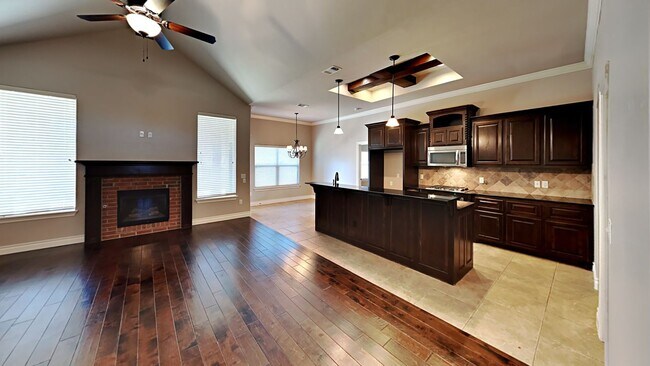 Building Photo - *MOVE IN SPECIAL: 2nd Month's Rent FREE, C...